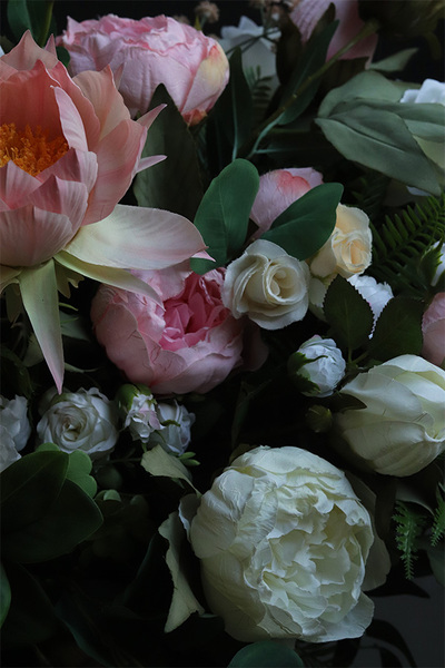 Noemi Longia, kompozycja kwiatowa na długi stół