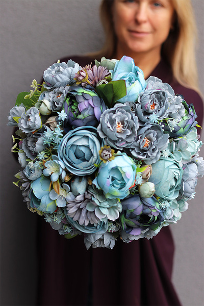 Blue World, nowoczesny flowerbox z niebieskimi kwiatami