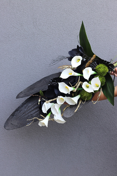 Angie Black, bukiet nagrobny z kallami premium, dł.75cm