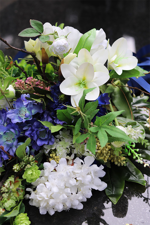 Niebieska Drelia, bukiet nagrobny z ostróżką