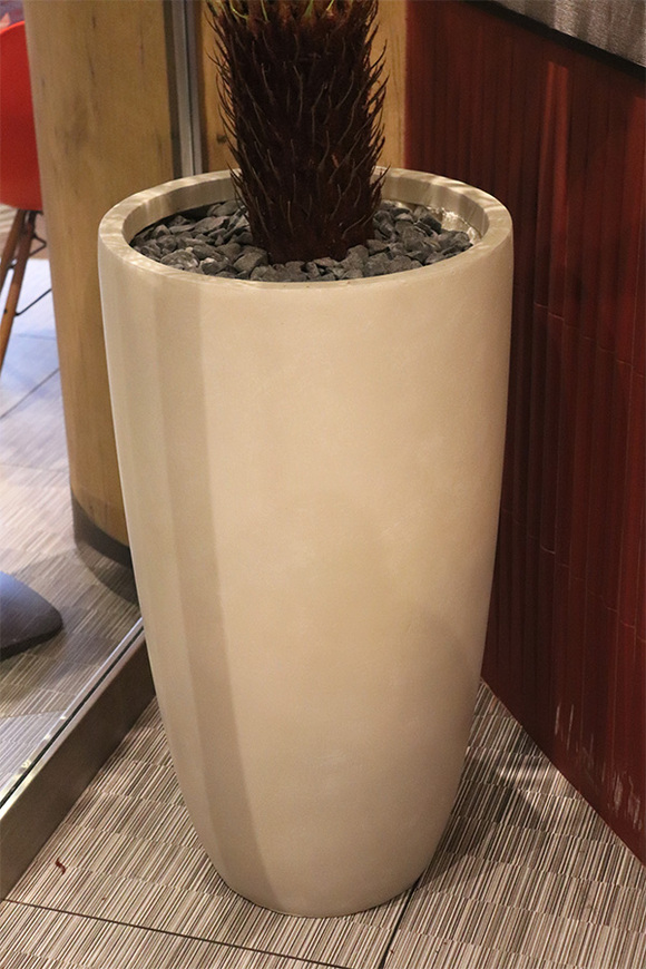 Cykas Ibis Concrete, sztuczna roślina w betonowej donicy