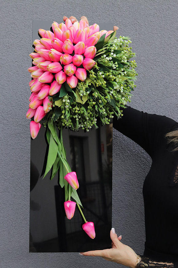  Tulippo New Design Candy, dekoracja nagrobna na czarnej podstawie