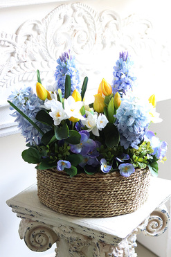 Hiacynty & Bratki Basket, wiosenna dekoracja w koszu, wys.40cm 