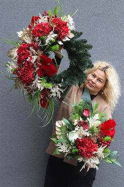 Dorotea, wieniec nagrobny z czerwonymi kwiatami i monsterą, śr.60cm 