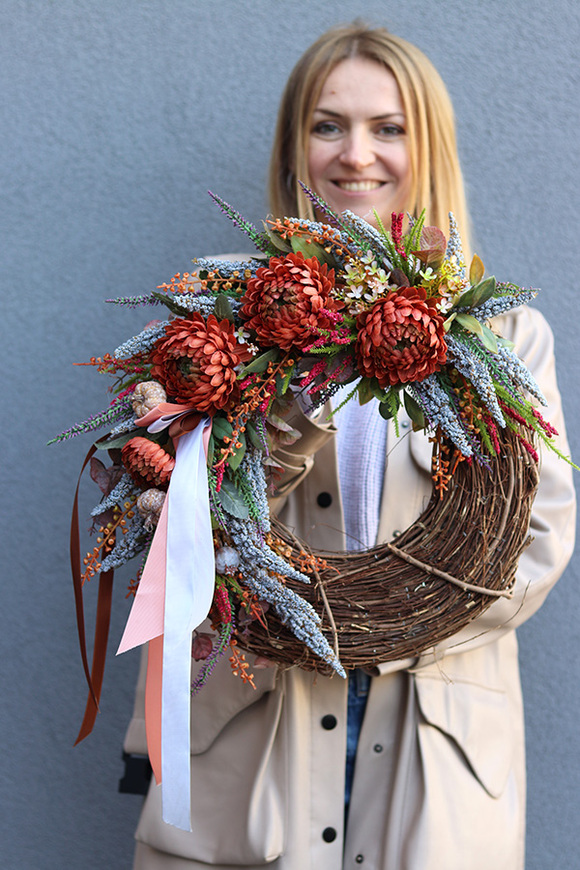 OD RĘKI Dyniowe Welurowe, asymetryczny jesienny wianek na drzwi