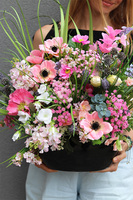 Piękna Łąka Flowerito, kompozycja kwiatowa w ceramicznym naczyniu