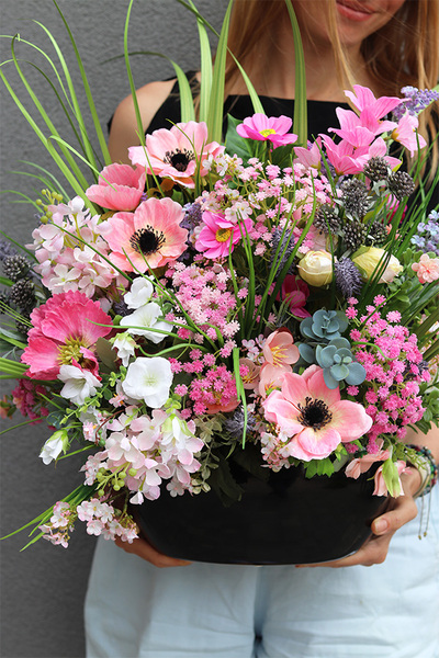 Piękna Łąka Flowerito, kompozycja kwiatowa w ceramicznym naczyniu