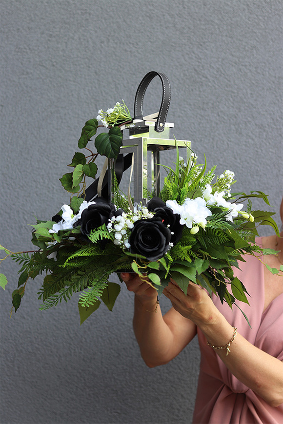 Angelo Garden White&Black, lampion nagrobny z kwiatami