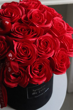 OD RĘKI Soap Opera Red, flowerbox na walentynki z mydlanymi różami, wys.29cm