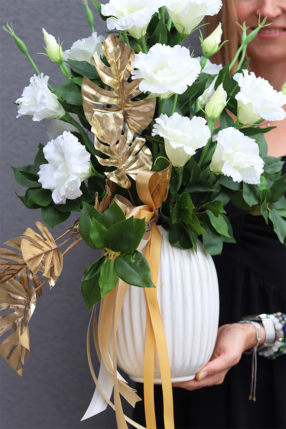 Amelia Eustoma White, kompozycja kwiatowa w wazonie	