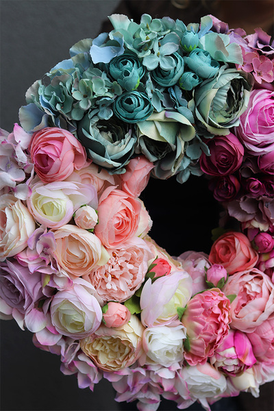 Caryca Bellia, bogaty kwiatowy wianek na drzwi