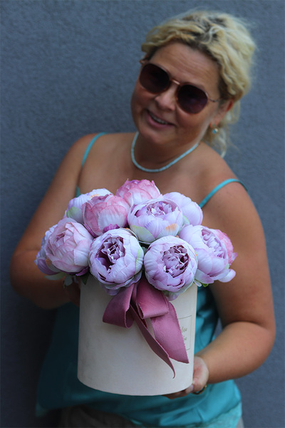 Celina Peonies, flowerbox z różowymi kwiatami