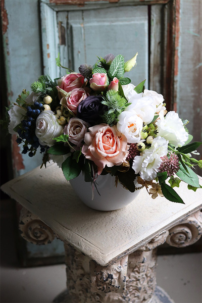 Editta, kompozycja kwiatowa w biało-srebrnej misie, wym.32x39cm