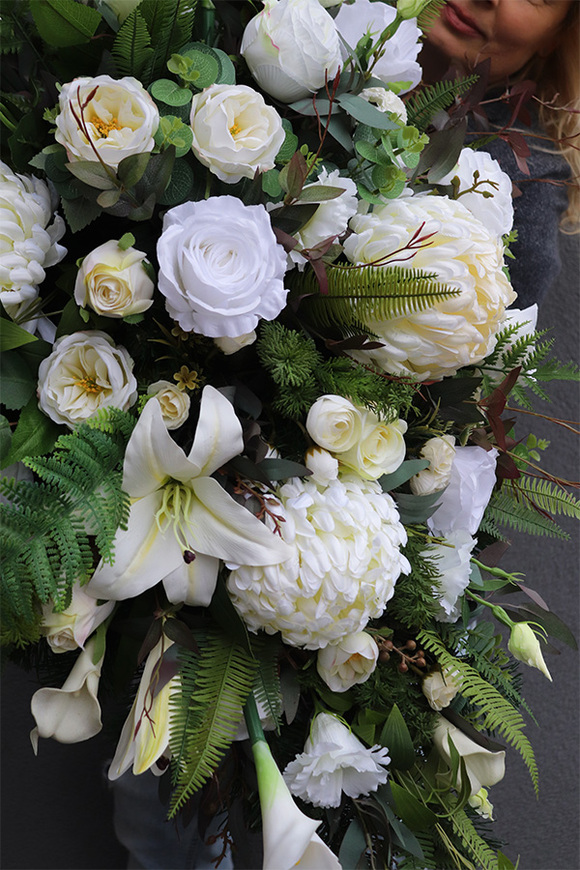 White Kristela, wiązanka nagrobna z białymi kwiatami