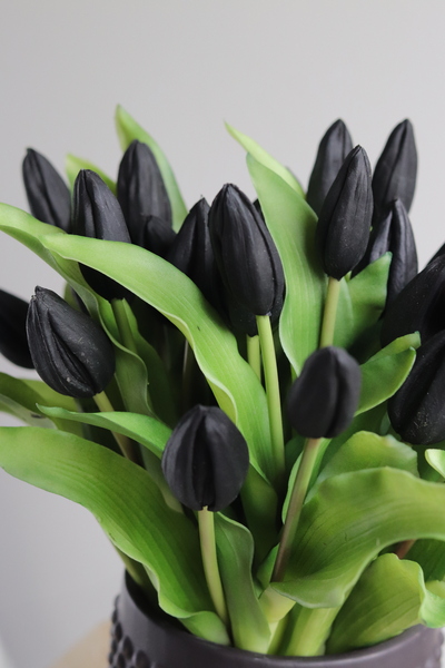 Black Easter 2, kompozycja z gumowymi tulipanami