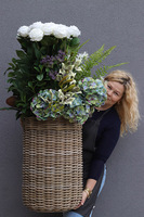 White Rose Bahama, kompozycja z kwiatami w koszu