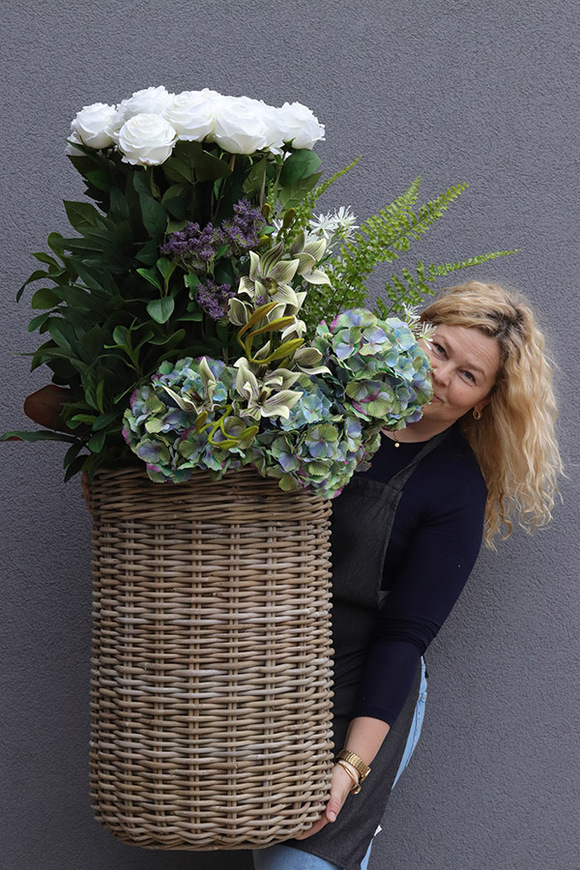 White Rose Bahama, kompozycja z kwiatami w koszu