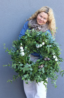 Greenna Grenolia, zielony wianek na drzwi z różami