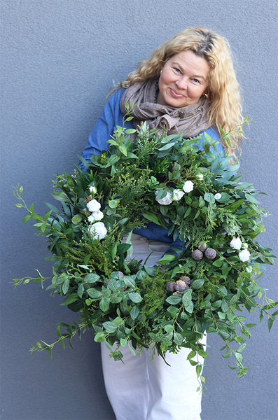 Greenna Grenolia, zielony wianek na drzwi z różami