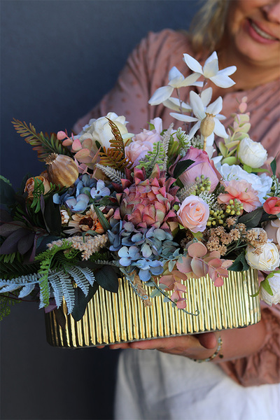 Początek Jesieni Row, kompozycja kwiatowa w złotej donicy