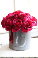 elegancki flowerbox z amarantowymi różami, Rosalisa, wys.30cm