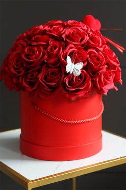 Love Flowers, czerwony flowerbox na walentynki, wys.33cm 