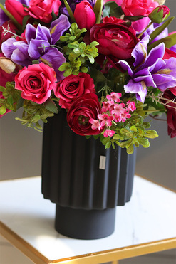 Roksana Morlano, kompozycja kwiatowa w naczyniu, wym.42x42cm