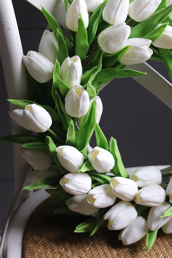 Witaj Wiosno Menato, biały wianek z piankowych tulipanów