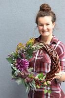 Hefruta Fiolina, jesienny wianek z fioletową dalią