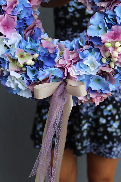 Gesiana, niebiesko-różowy wianek z hortensjami