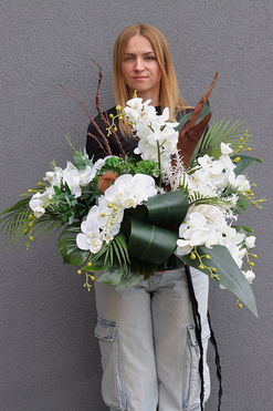 OD RĘKI White Orchidera New, kompozycja nagrobna w misie, wym.63x83cm