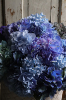 Fortuna Blue 2, niebieskie hortensje w plecionym koszu