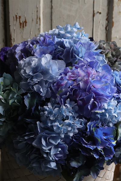 Fortuna Blue 2, niebieskie hortensje w plecionym koszu