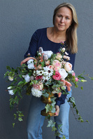 Baronessa Pałacowa, bogata kompozycja kwiatowa w złotym, patynowanym pucharze