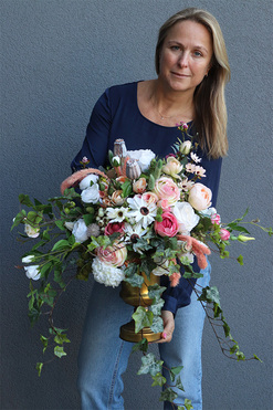 Baronessa Pałacowa, bogata kompozycja kwiatowa w pucharze, wys.57cm