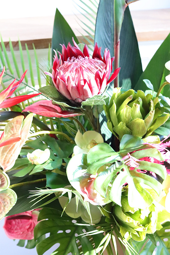 Schiele Premium Red, strelicja kompozycja w złotej donicy	