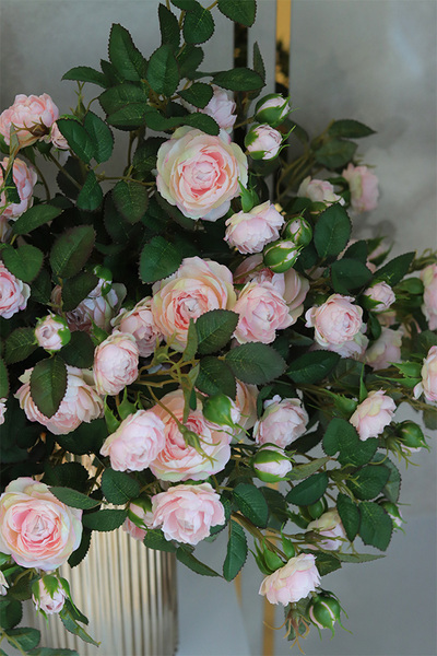 Secret of Flowers Gold, bukiet kwiatów w wazonie