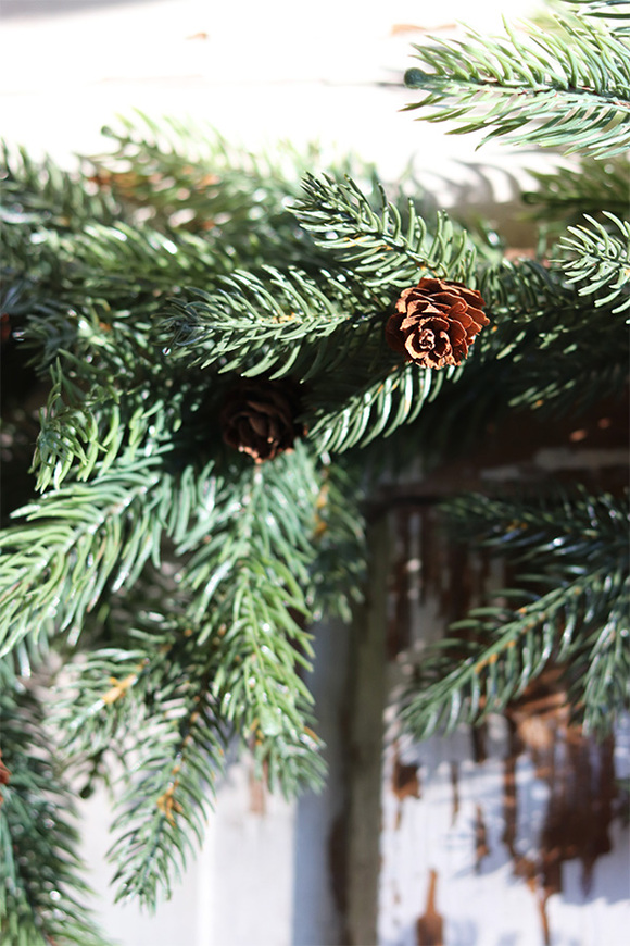 Zimowa polana, wianek iglasty z modrzewia