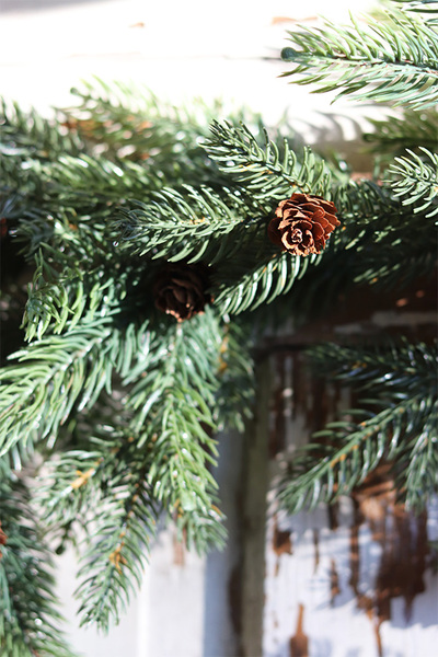 Zimowa polana, wianek iglasty z modrzewia