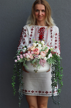 Eligia White New, elegancka kompozycja kwiatowa, wym.30x42cm