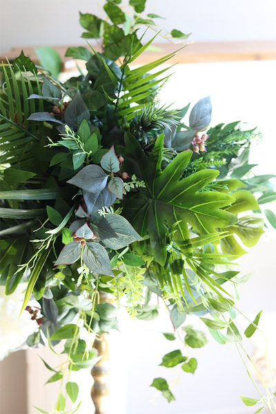 zielona dekoracja na złotym świeczniku stojaku, Green Felitera