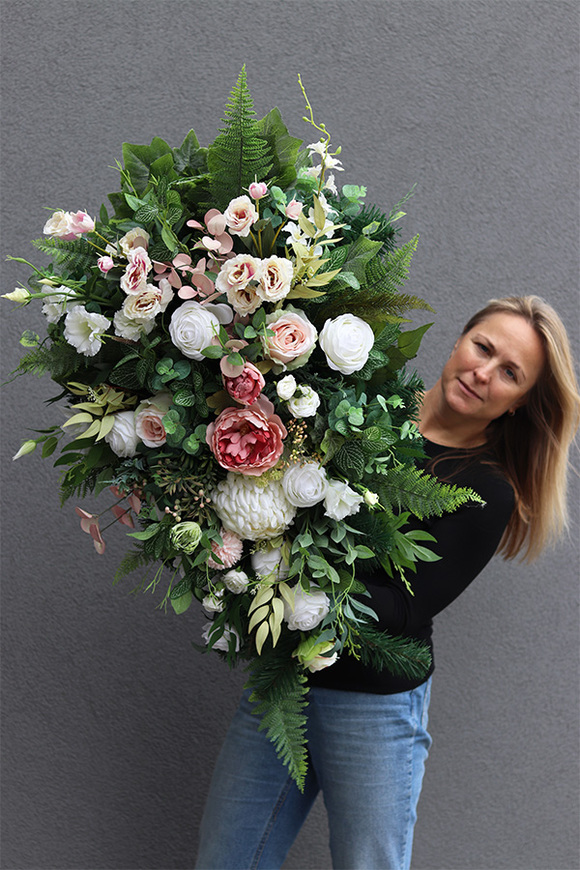 Różowy Anioł, elegancka wiązanka nagrobna