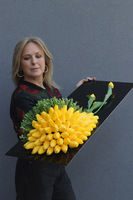 Tulippo New Design Yellow 3, dekoracja nagrobna na czarnej podstawie