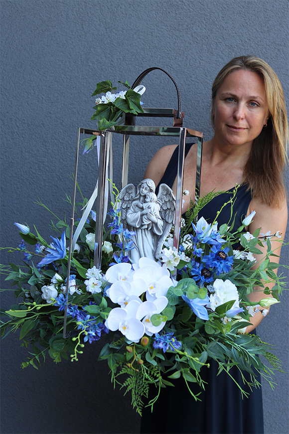 Angelo Garden Blue Big, kompozycja nagrobna ze srebrnym lampionem, wys.63cm