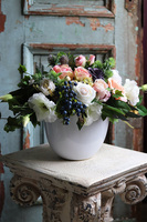 Editta, kompozycja kwiatowa w biało-srebrnej misie, wym.32x39cm