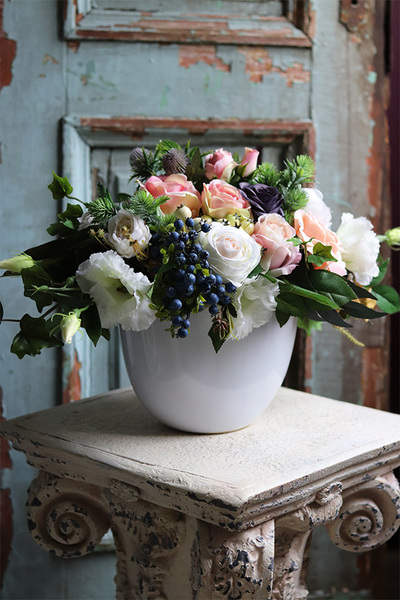 Editta, kompozycja kwiatowa w biało-srebrnej misie, wym.32x39cm