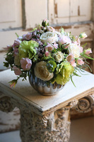 Geristo, kompozycja kwiatowa w srebrnej donicy, wym.30x30cm