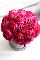 elegancki flowerbox z amarantowymi różami, Rosalisa, wys.30cm