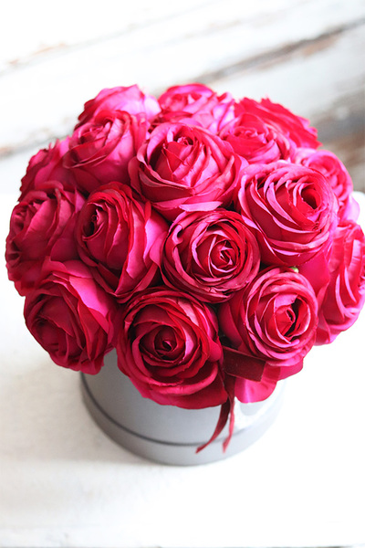 elegancki flowerbox z amarantowymi różami, Rosalisa, wys.30cm