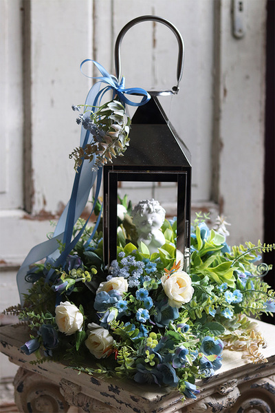 Angelo Blue Garden, kompozycja nagrobna ze srebrnym lampionem, wys.50cm 